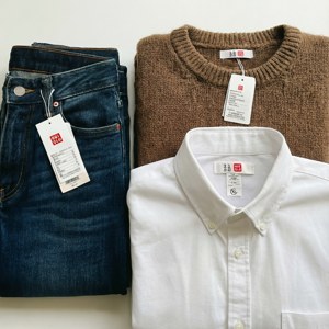태그가 달린 Uniqlo 의류의 플랫 레이. — 갤럭시 워치 배경화면