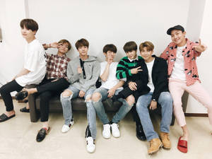 귀여운 BTS 백스테이지 포즈 — 귀여운 방탄소년단 배경화면
