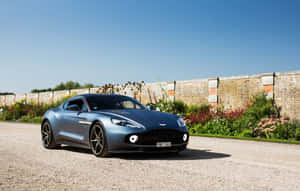 그림 같은 도로 위를 달리는 멋진 Aston Martin Vanquish — 스팀 덱 배경화면