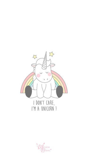 무지개 앞에 앉아 'I don't care I'm a unicorn'이라고 적힌 흰색 미니멀 배경의 흰 유니콘