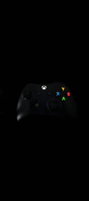 블랙 Xbox 컨트롤러 8K 폰 — 픽셀 10 배경화면