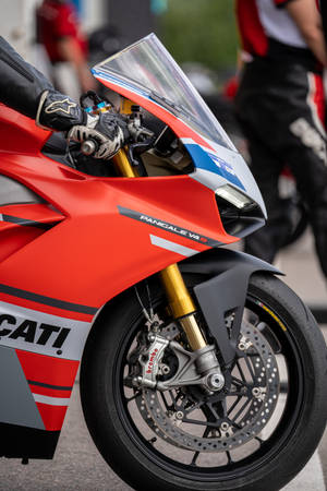 빨간색 Ducati Panigale V4S 바이크 — 샤오미 패드 8 배경화면
