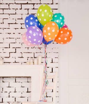 생일 축하 점박이 풍선 디자인 배경화면 — 갤럭시 Z 폴드 6 배경화면