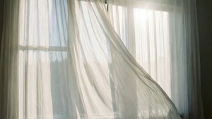 햇빛에 흩날리는 하얀 시스루 커튼, 평온하고 몽환적인 배경화면.