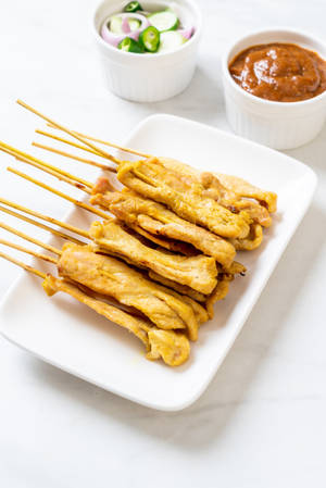 식욕을 돋우는 치킨 사테이 아시아 음식 — 샤오미 패드 7S 프로 12.5 배경화면
