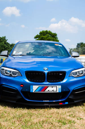 아름다운 파란색 BMW 경주 트랙에서 — 샤오미 패드 배경화면