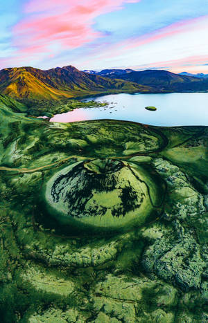 호수로 둘러싸인 아이슬란드 녹색 휴화산 배경화면 — RedMagic Tablet 배경화면
