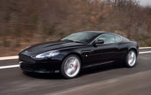 열린 도로 위의 우아한 Aston Martin DB9 — 스팀 덱 배경화면
