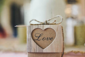 하트 디자인과 검은 잉크로 'Love'라고 쓰인 상자. 발렌타인 데이를 위한 종이 선물 상자