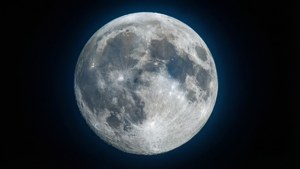 크레이터와 은은한 푸른 후광이 있는 보름달 표면의 초고해상도 뷰. — 달 배경화면