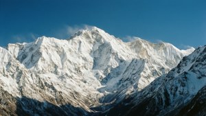 맑고 푸른 하늘로 솟아오른 순백의 산봉우리, 자연의 웅장함. — 화이트 감성 배경화면