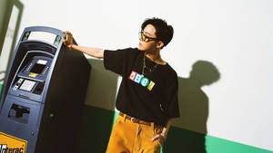 제이홉 ATM 앞에서 포즈 — BTS 배경화면