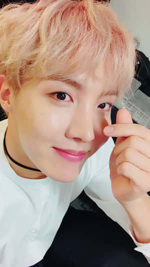제이홉 BTS 손가락 하트 — BTS 배경화면