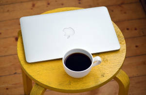 커피와 Macbook Air — 맥북 에어 배경화면