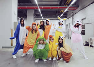 트와이스 그룹 단체 사진 캐주얼 의상 — 트와이스 배경화면