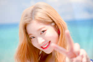 트와이스 멤버들이 스타일리시한 단체 사진을 찍고 있는 모습 — 트와이스 배경화면