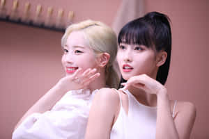 트와이스의 매혹적인 단체 사진 — 트와이스 배경화면