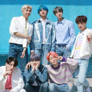 파란 벽 앞에서 귀엽게 포즈를 취한 BTS 그룹 — Bts 데스크탑 배경화면
