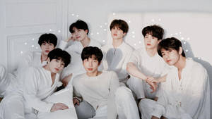 BTS 데스크톱 하얀 의상 멤버들 — Bts 로고 배경화면