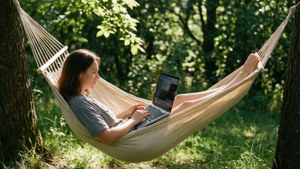 해먹에 놓인 MacBook Air가 평화로운 야외 휴식을 연출합니다.